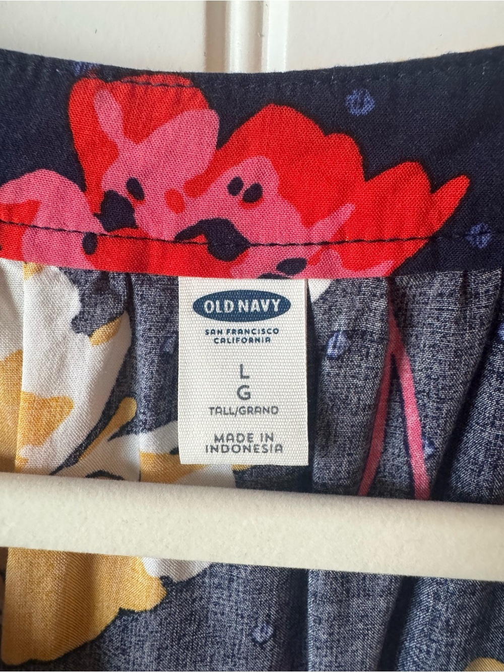 Old Navy Navy Floral V-Neck Sleeveless Camisole - Picture 2 of 3